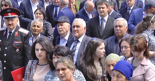 Участники митинга, посвященного 58-й годовщине возвращения карачаевского народа из депортации. Черкесск, 3 мая 2015 г. Фото http://www.riakchr.ru/v-karachaevske-proshel-torzhestvennyj-miting-posvyashchennyj-dnyu-vozrozhdeniya-karachaevskogo-naroda/
