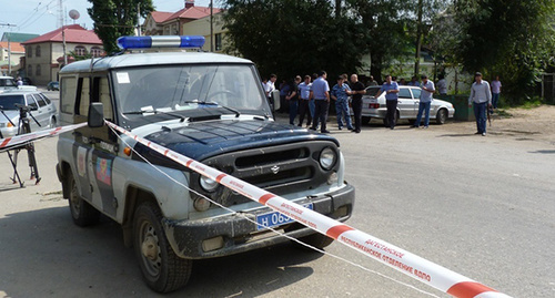 Автомобиль МВД Дагестана на месте преступления. Фото: http://ikunak.ru/news/2011/9/27/119423