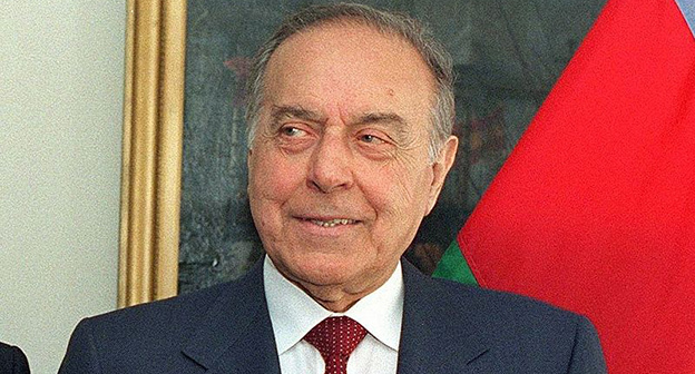 Алиев Гейдар Алиевич. Фото: https://ru.wikipedia.org/wiki/Алиев,_Гейдар_Алирза_оглы#/media/File:Heydar_Aliyev_1997.jpg