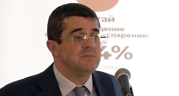 Араик Арутюнян. Стоп-кадр видео канала YouTube "Рау Телеcтудия" https://www.youtube.com/watch?v=5wEfSEa3NqE
