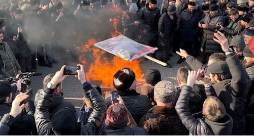 Сжигание портретов Янгулбаевых на митинге в Грозном 2 февраля 2022 года. Стихийный митинг в центре Грозного 2 февраля 2022 года. Фото: "Грозный-Информ" - https://www.grozny-inform.ru/LoadedImages/2022/02/02/WhatsApp_Image_2022-02-02_at_15.10.59.jpeg
