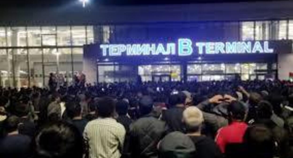 Беспорядки в аэропорту Махачкалы. 29 октября 2023 г. Фото https://report.az/ru/v-regione/minzdrav-dagestana-v-rezultate-besporyadkov-v-aeroportu-mahachkaly-est-ranenye/
