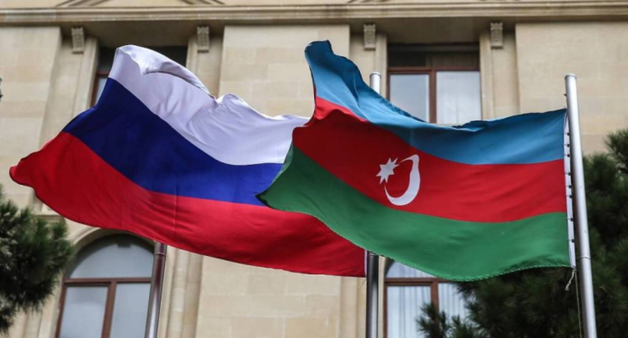 Флаги России и Азербайджана. Фото: musavat.com https://musavat.com/ru/news/genkonsulstvo-rossii-v-hankendi-interesy-kogo-ono-planiruet-zashishat_1073581.html