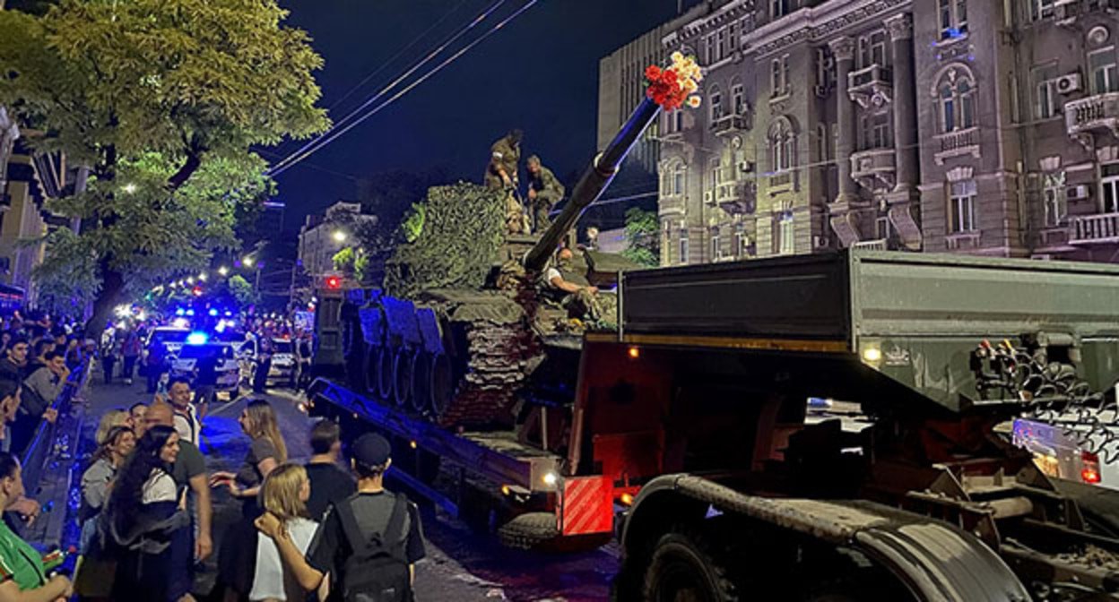 Танк с цветами в пушке на Будённовском проспекте в Ростове-на-Дону после окончания мятежа. Ростов-на-Дону, 24 июня 2024 г. Фото: Fargoh https://ru.wikipedia.org