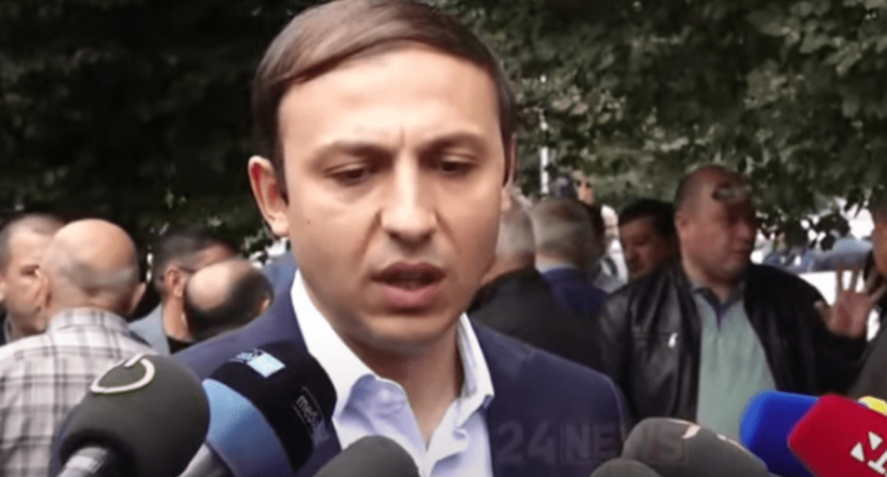 Гегам Степанян на акции протеста в Ереване. 11 октября 2024 г. Фото: https://www.aysor.am/ru