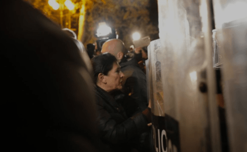 Зурабишвили разговаривает со спецназом. Скриншот фото телекомпании "Пирвели" от 28.11.24, https://tvpirveli.ge/ka/siaxleebi/politika/87108-rusets-emsakhurebit-tu-saqartvelos-prezidenti-spetsrazmtan-mivida-video