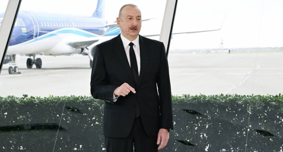 Ильхам Алиев на фоне самолета. Фото: пресс-служба президента Азербайджана https://president.az/az/articles/view/67806