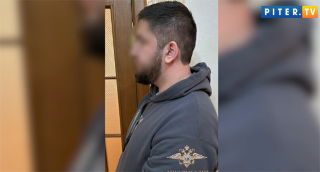 Задержанный в подозрении в содействии зарубежным телефонным мошенникам. 19 мая 2025 г. Скриншот видео https://piter.tv/event/v_spb_zaderzhali_troih_podozrevaemih_v_sodejstvii_zarubezhnim_telefonnim_moshennikam/