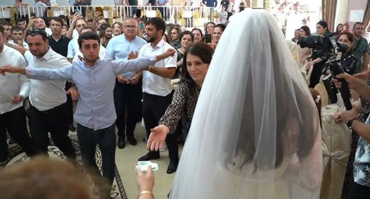Свадьба. Скриншот видео https://www.youtube.com/watch?v=v29c9BPZqrM